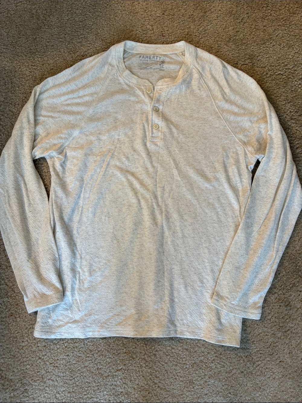 Faherty Long-Sleeve Henley in Heather Light Gray LN unisex